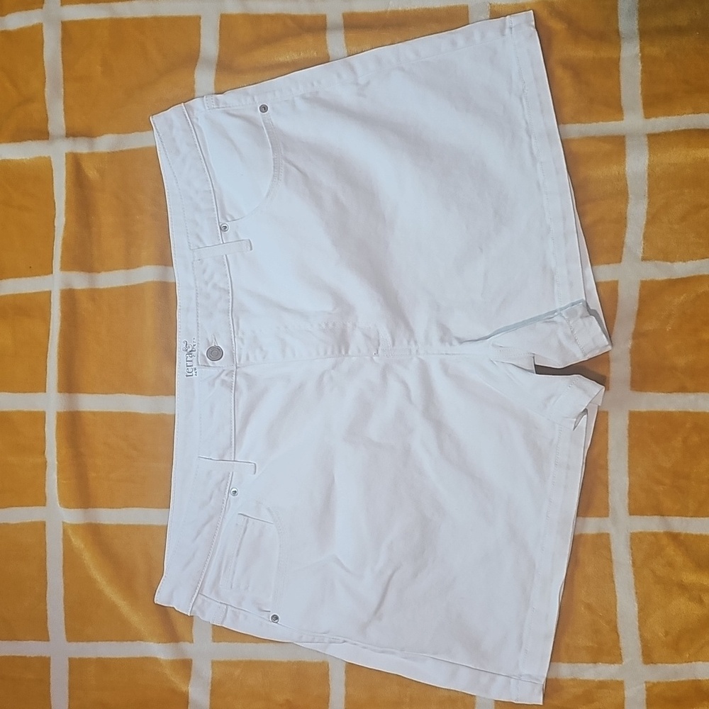 Terra & Sky Women's Plus Size 24W High Rise A-Line Denim Shorts, White Used